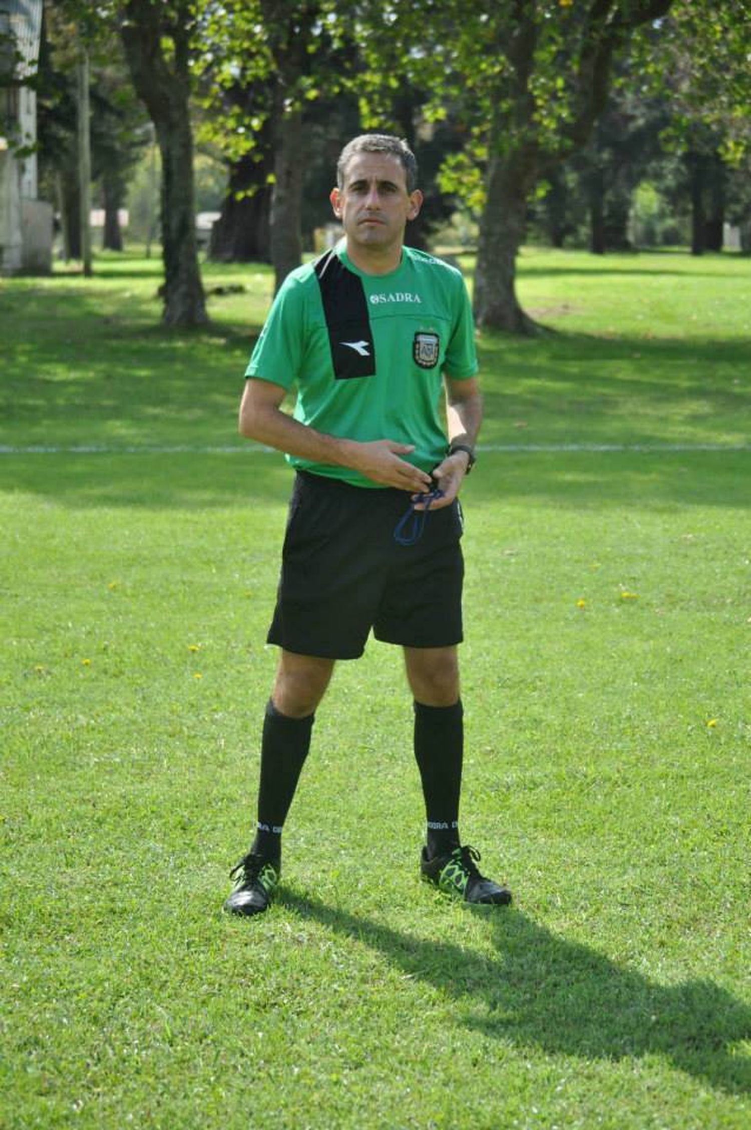 Ditella, silbato o banderín por las canchas del país