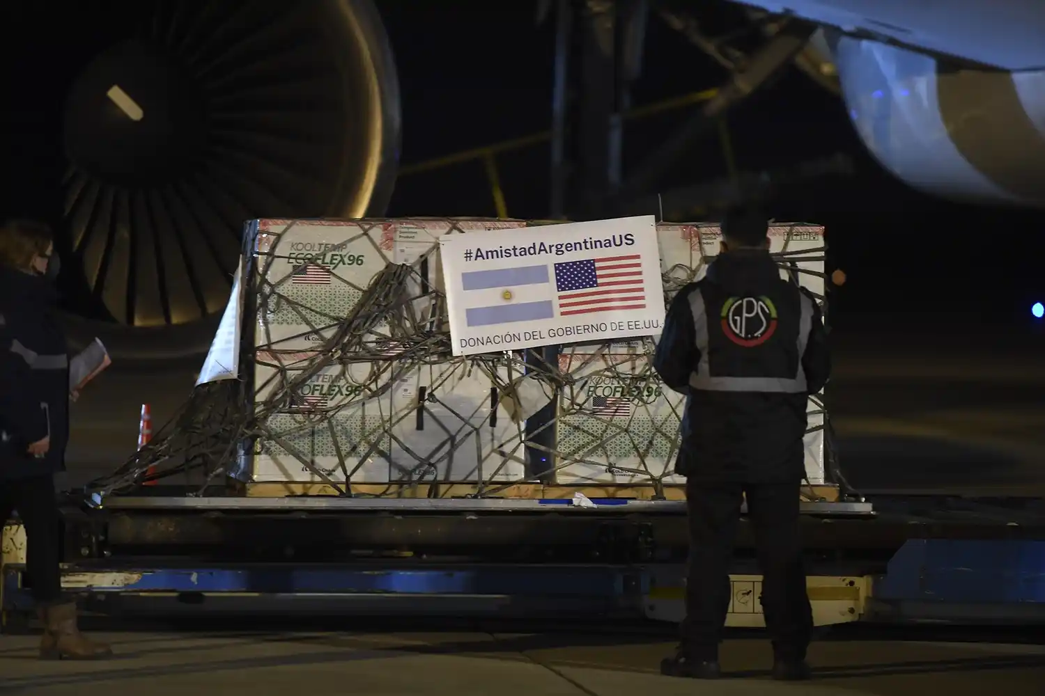 Llegaron al país 3,5 millones de dosis de la vacuna Moderna desde Estados Unidos