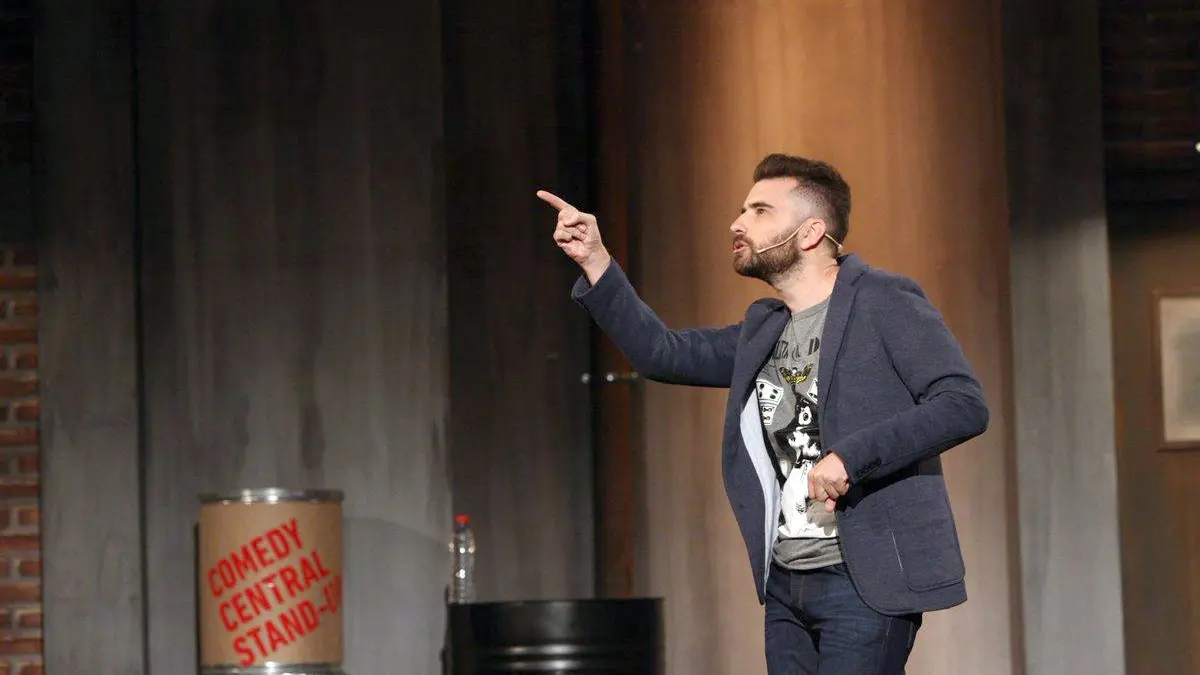 Fernando Sanjiao. Y la puesta en escena de su show de stand up “Quemado”