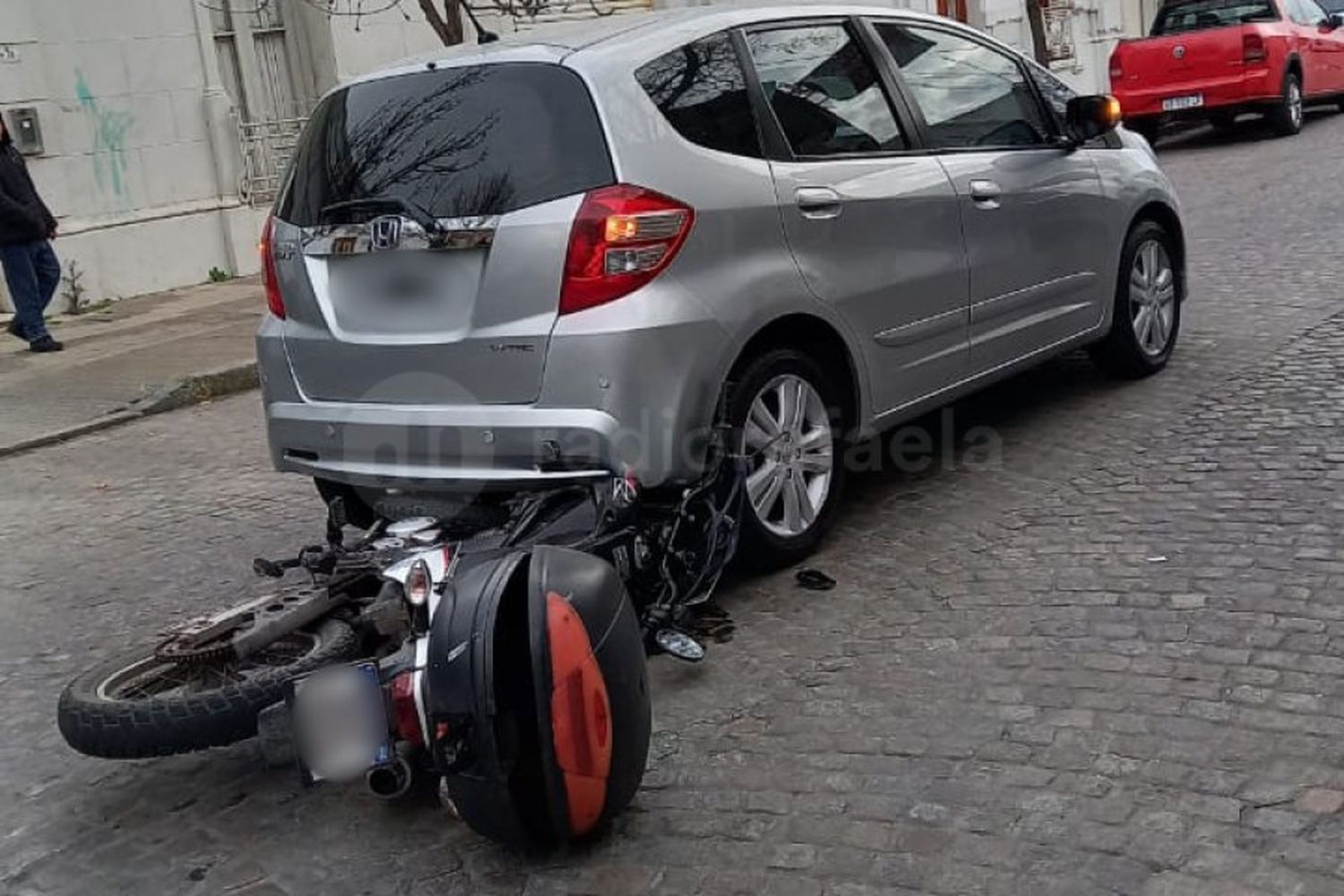 Terminó con la moto debajo de un auto y tuvo que ser hospitalizada