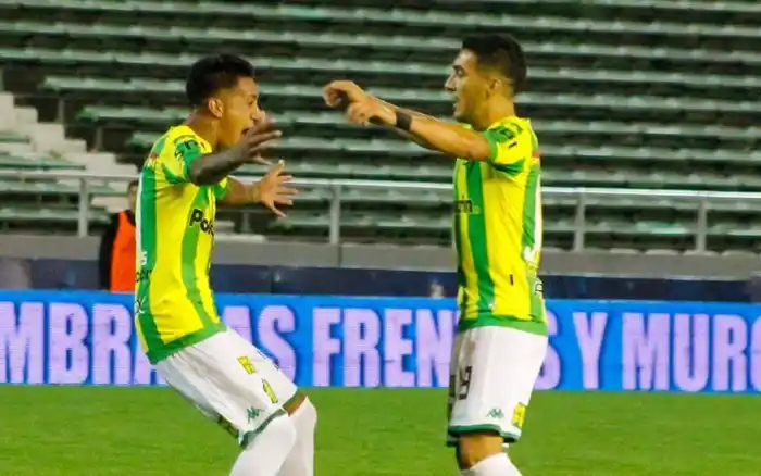 Santiago Rosales celebra su gol con Martín Rivero. (Foto: Sergio Biale - Club Aldosivi)