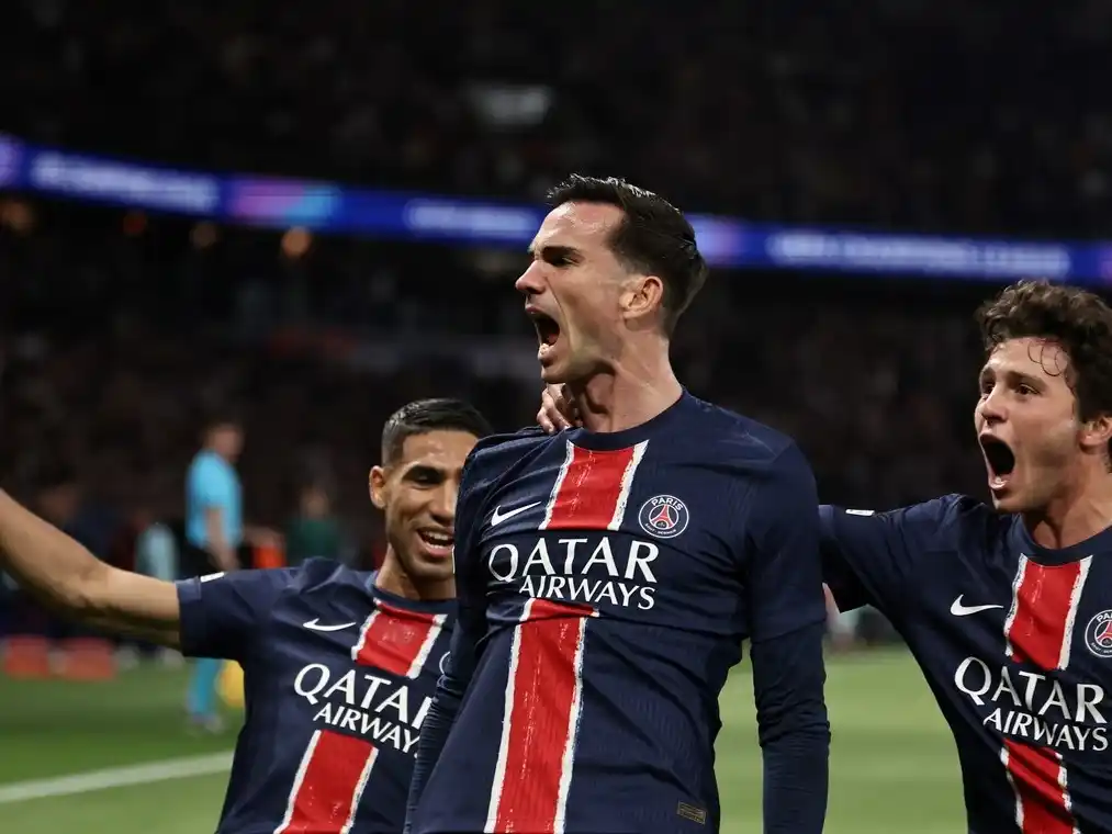 Fabián Ruiz controló con el pie y el pecho, acomodó la pelota y de volea con la zurda estampó el 1 a 0.