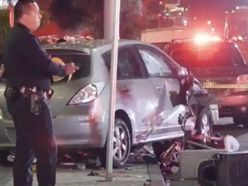 HAY VARIOS HERIDOS GRAVES: vehículo arrolla a una multitud en Los Ángeles