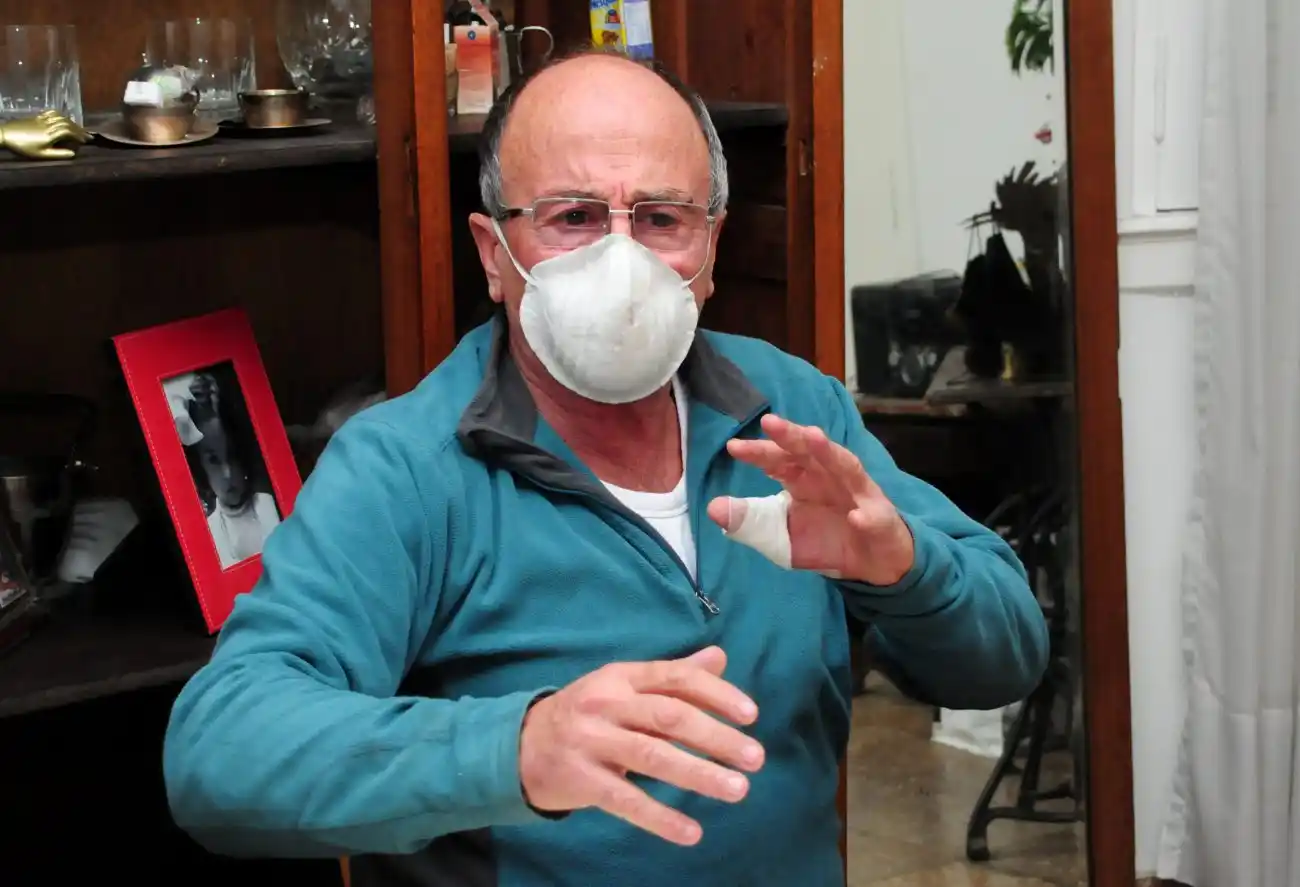 En una lucha cuerpo a cuerpo, un comerciante  se resistió a un violento asalto en su casa