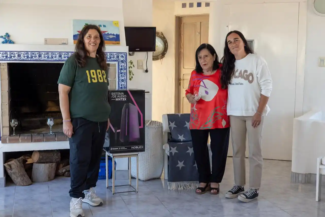 Ana Kuhlmann, Perla Villanueva (Avic) y la directora de la institución María Rodríguez.