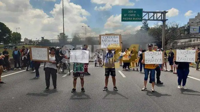 Asesinaron a un adolescente y su familia y amigos cortan la General Paz