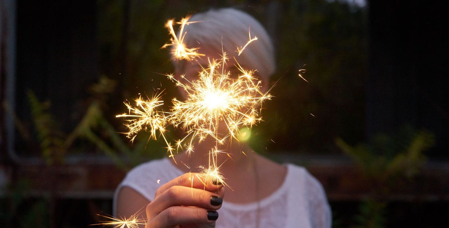 Tragedia en Brasil: una mujer festejaba Año nuevo, un fuego artificial se le metió en la ropa, explotó y murió