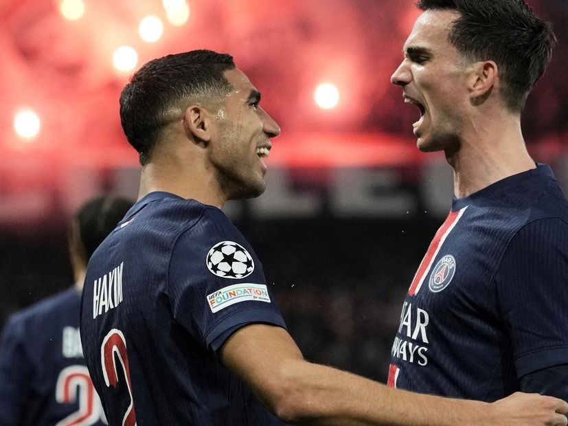 Hakimi y Fabián Ruiz celebran el gol del PSG ante Arsenal. Foto:AP-Aurelien Morissard