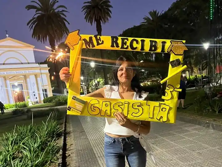 ¡Mónica se recibió de gasista!