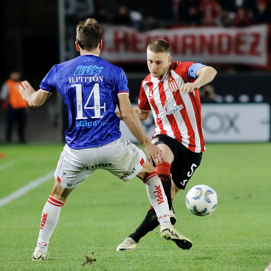 Ascacibar maniobra de frente a Bruno Pittón.