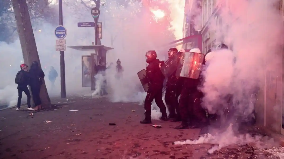 ¡ARDE FRANCIA! Caos, montañas de basura y más de 300 detenidos por reforma de pensiones (+Videos)