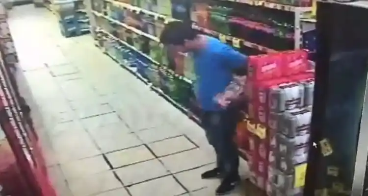Robó salchichas en un supermercado y lo registraron las cámaras de seguridad