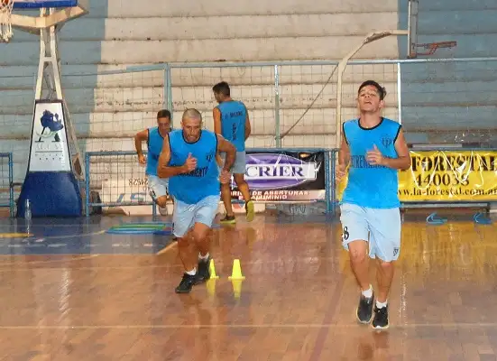 Sin Vega y Pereyra, Juventud entrenó bajo techo 