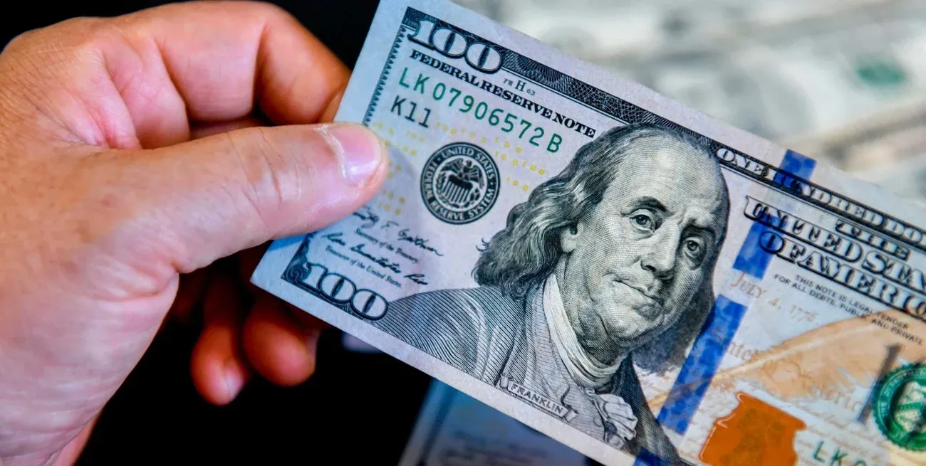 El dólar blue arrancó la semana con una baja de $20 y cerró en $1.315. Foto: Reuters.