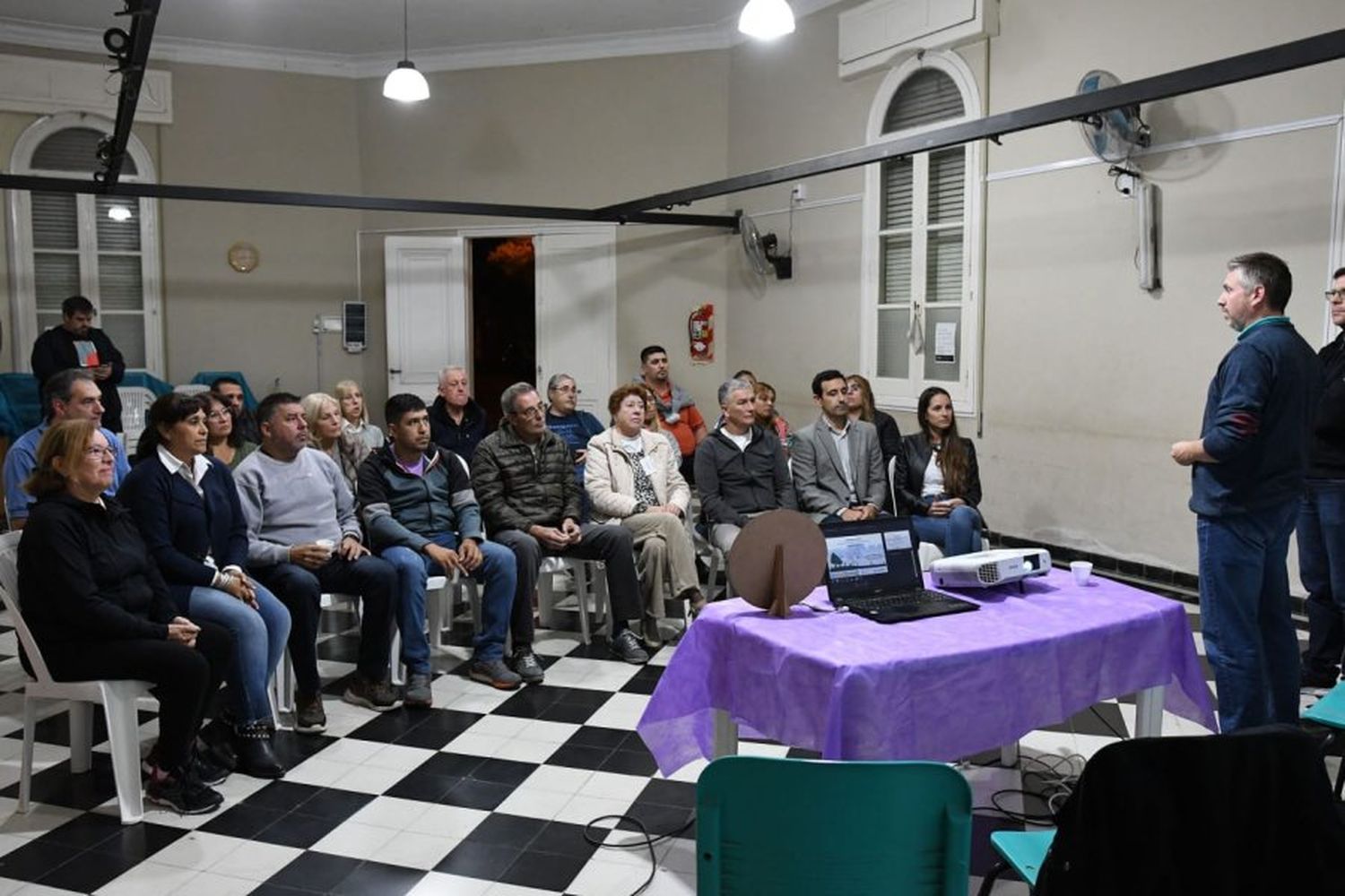 Encuentro con representantes vecinales para informar sobre normativa de agroquímicos