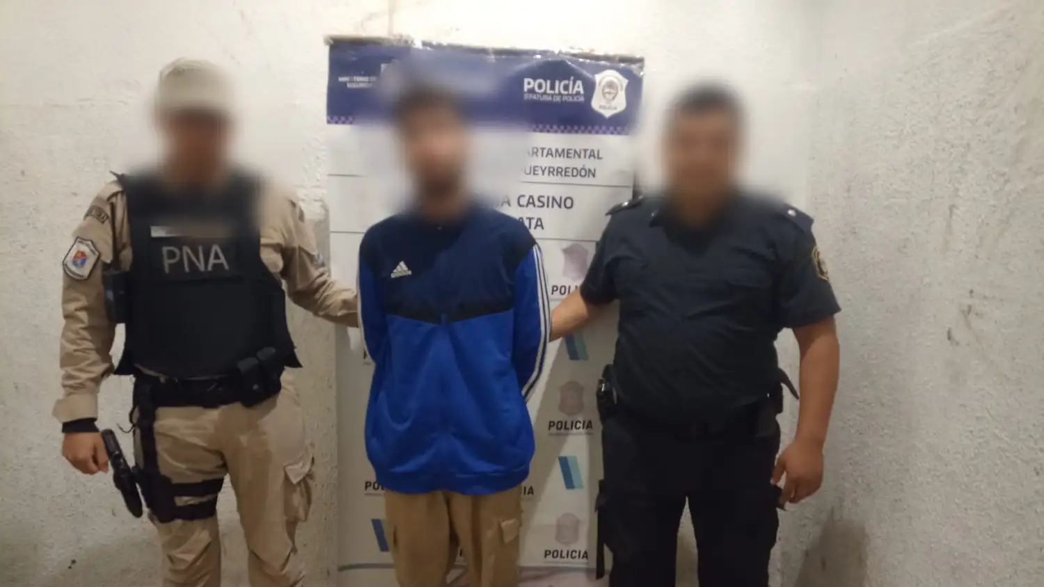 La víctima presentaba lesiones en su pómulo derecho.