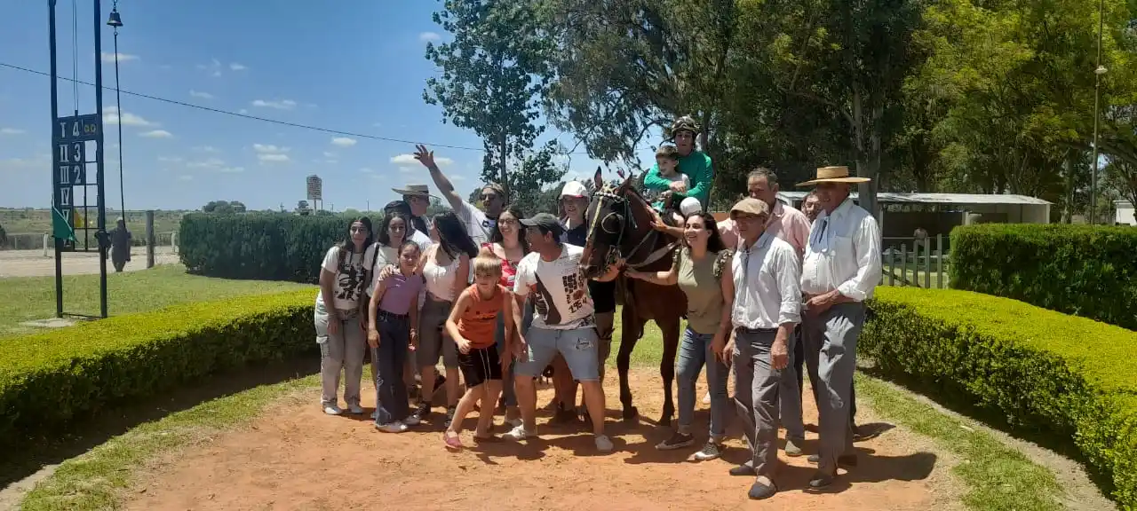 Se desarrolla la gran reunión hípica
en el hipódromo del Jockey Club