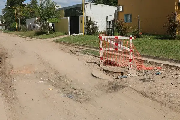 Reclaman por una boca de tormenta que sobresale en la calle