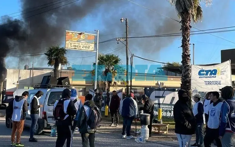 Berisso paralizada por una huelga de choferes de la línea 202: Trabajadores bloquearon la terminal y no hay colectivos