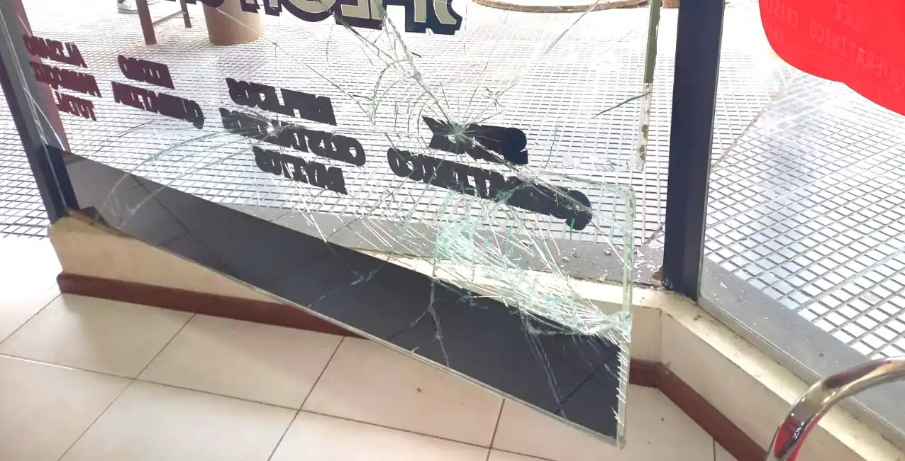 Todo quedó grabado por las cámaras de seguridad.