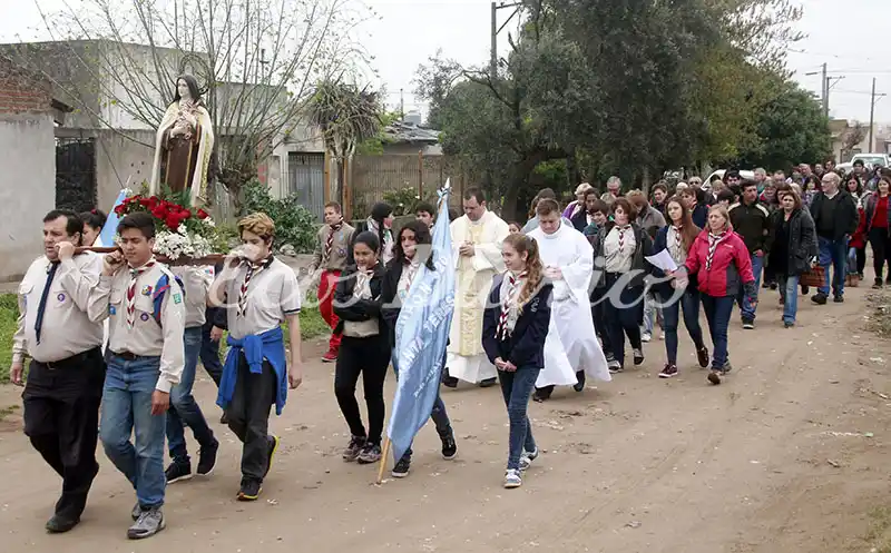 Procesión, misa y festejo popular de la parroquia Santa Teresita