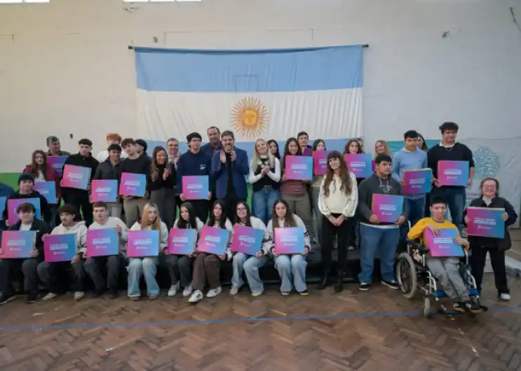 Bianco entregó computadoras y escrituras a familias de Tornquist