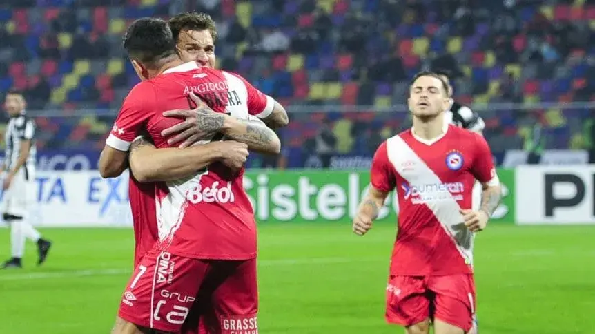 Argentinos Juniors venció a Central Córdoba de visitante y se prendió