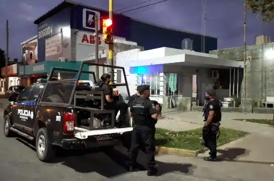 La seccional se encuentra en Avda. Fdo. Zuviría al 5800, en la capital santafesina.