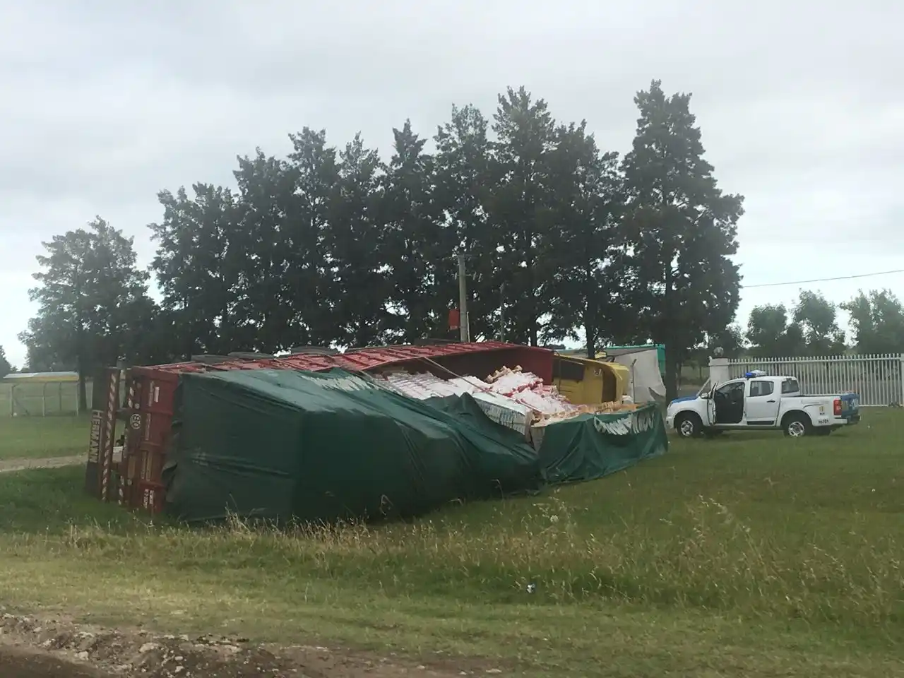 Volcó un camión que transportaba yerba