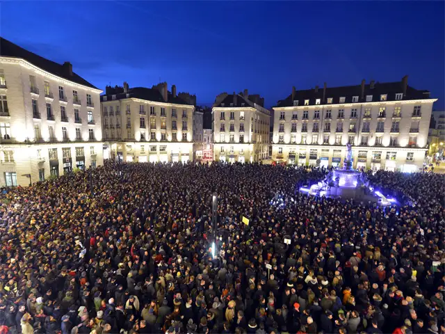 Marchas en ciudades de Francia tras el ataque que dejó 12 muertos en un semanario