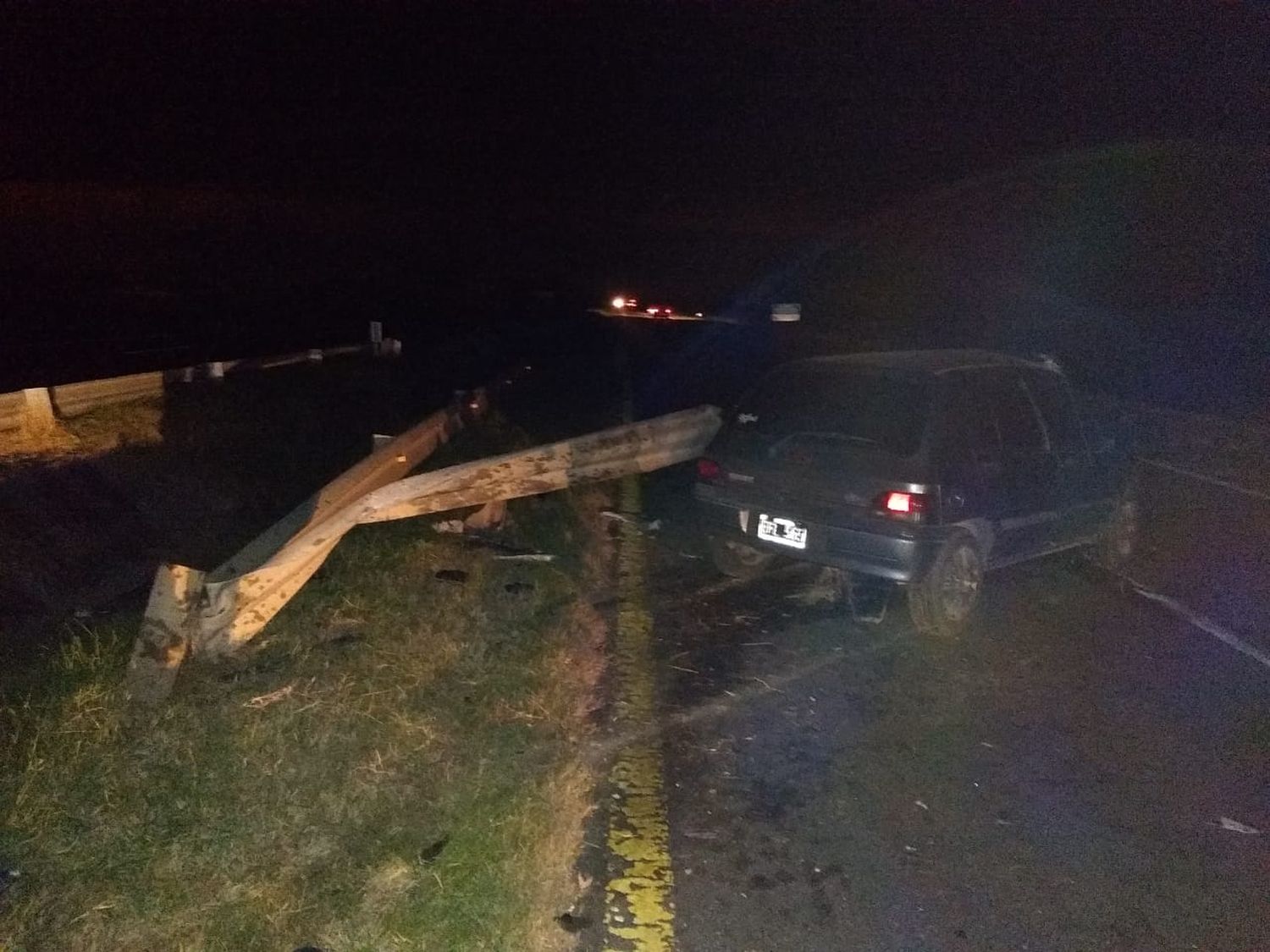 Perdió el control del auto y le pegó tan fuerte al guardarrail que lo dobló hacia la ruta