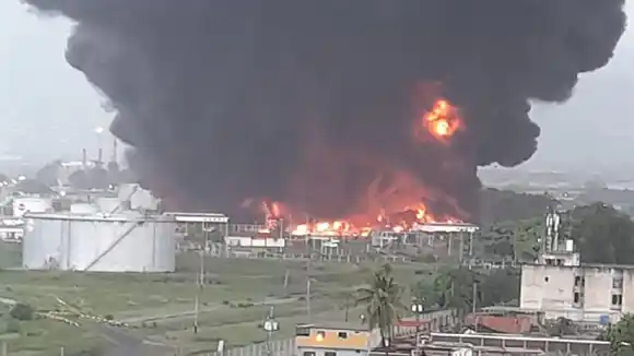 TERROR EN PUERTO LA CRUZ: Rayo incendia laguna de oxidación en refinería de oriente – VIDEO IMPACTO VENEZUELA