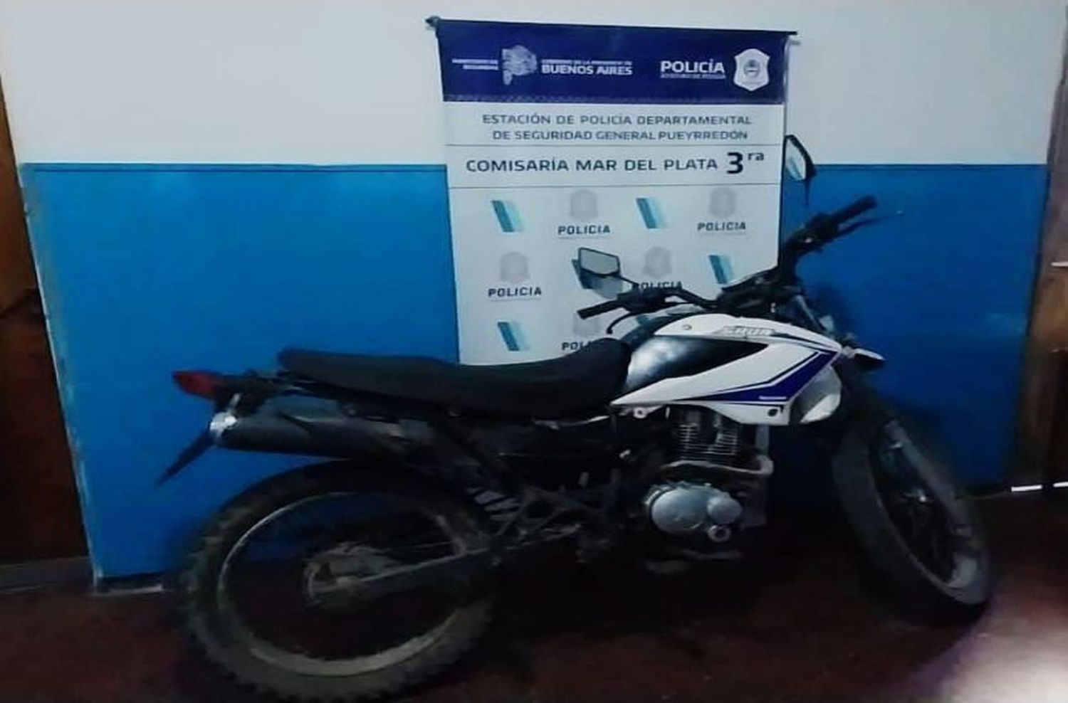 Robaron una moto, los identificaron e intentaron fugarse