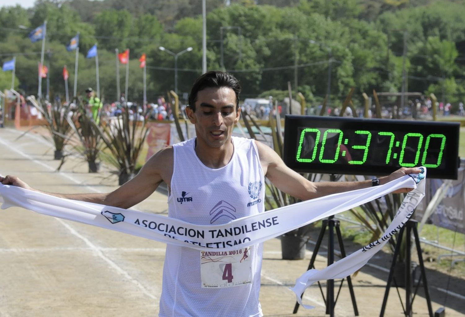 Probó con el fútbol pero se inclinó por el atletismo y hoy ostenta varios récords nacionales