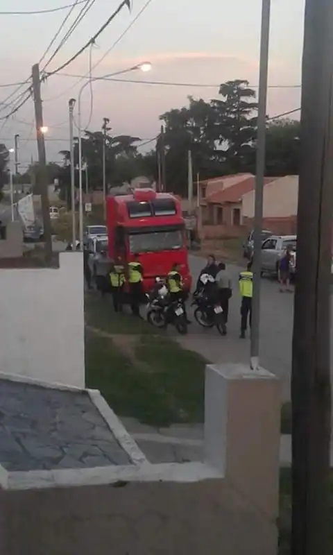 Un chofer alcoholizado que  conducía un camión causó  graves daños a una camioneta