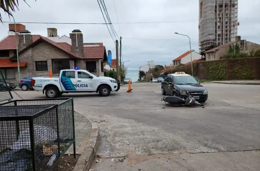 Una mujer herida tras un fuerte choque entre una moto y un taxi