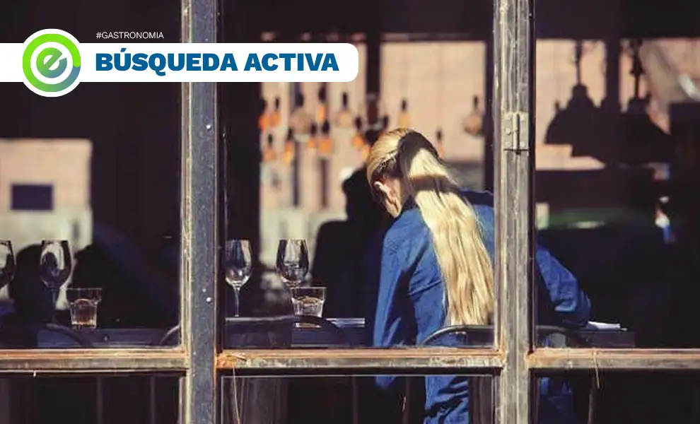 Búsqueda laboral en restaurante.