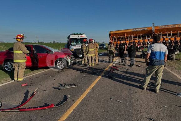 Un automóvil impactó de lleno contra una sembradora sobre Ruta 13