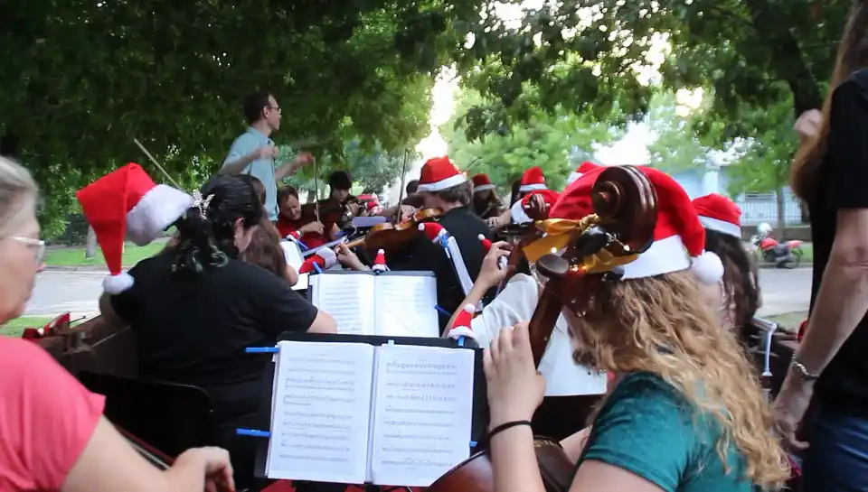 Villancicos, regalos y sonrisas: la Camerata Clásica y Papá Noel recorrieron nueve plazas de Libertador San Martín