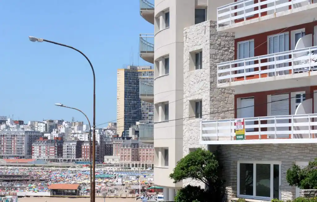 Desplome del mercado inmobiliario en Mar del Plata: Las escrituras cayeron un 56%