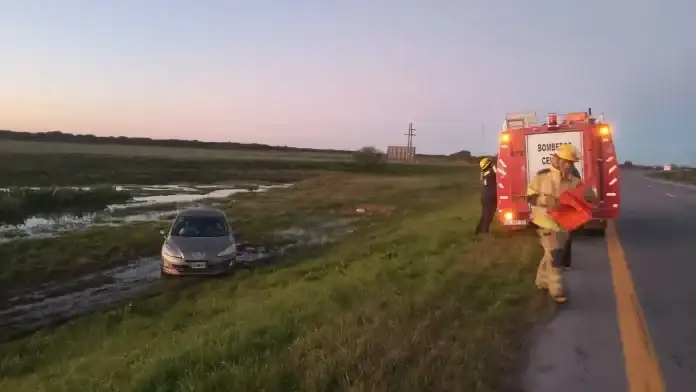 Autovía 14: un auto despistó cerca de Ceibas y terminó en una zona de bañados