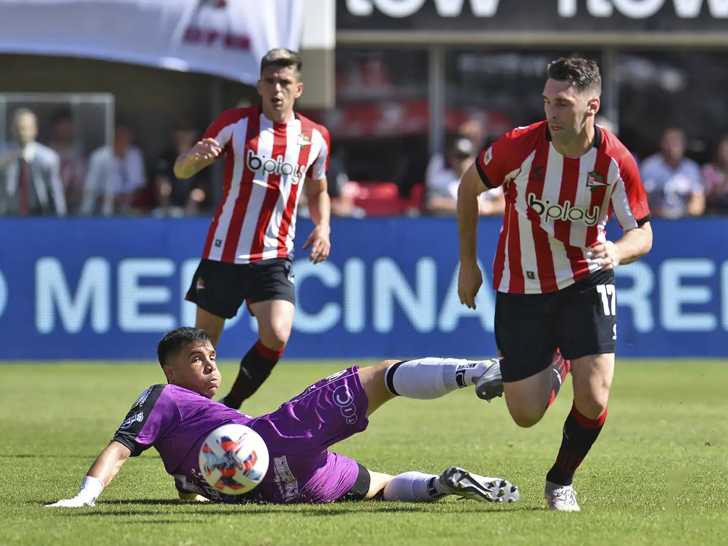 Boselli se apresta a definir para el 1-0 de Estudiantes.