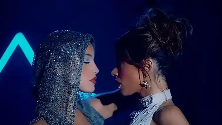 La entrerriana Emilia Mernes sorprendió con un apasionado beso con Tini Stoessel en su último videoclip