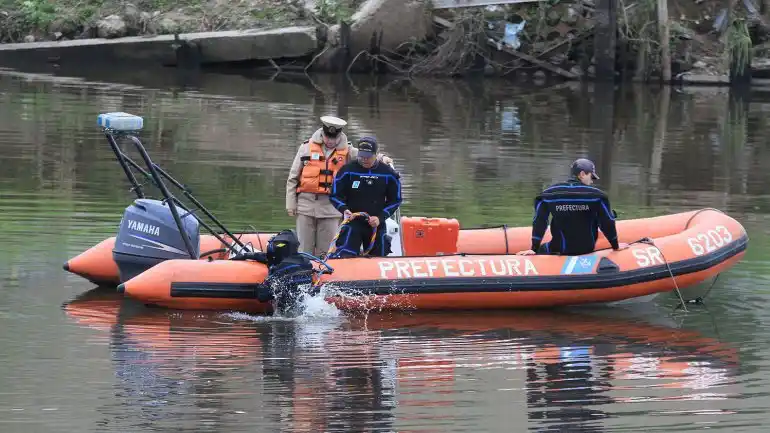 Confirmado: era un preso fugado el cuerpo hallado esposado en el Riachuelo