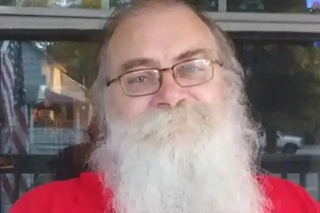 Se compró un sillón usado y descubrió miles de dólares en su interior