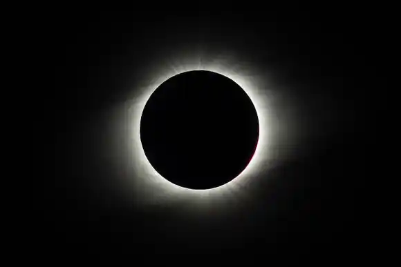 Eclipse total de sol oscurece y emociona al sur de Chile y Argentina