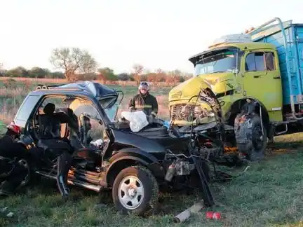 Impactantes fotos del accidente en el que murió una cantante y su esposo 