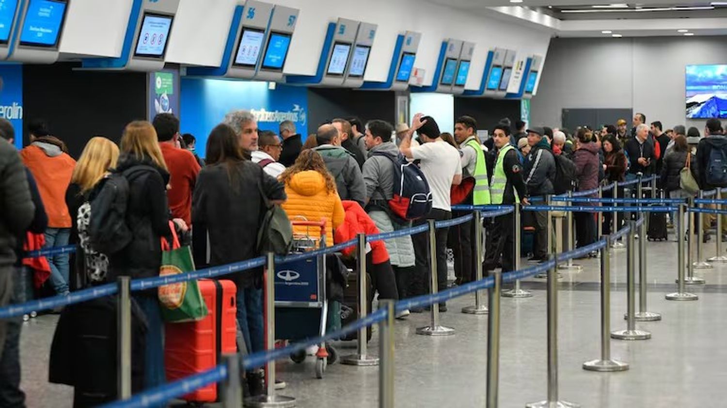 El Gobierno firmó el decreto que declara como esencial el servicio aeronáutico