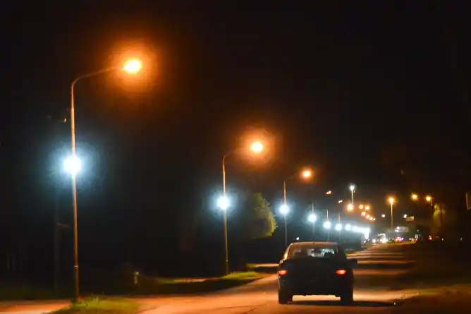 Nuevas luminarias en la senda peatonal del barrio El Porteño
