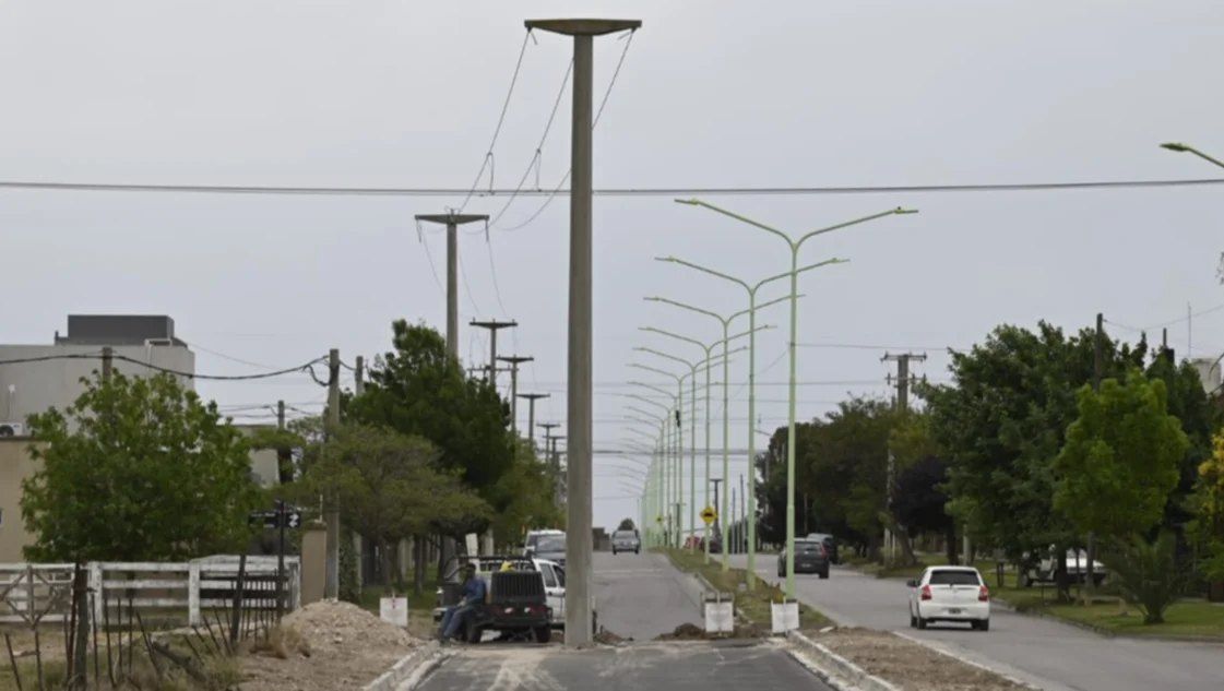 El poste en medio de la calle asfaltada